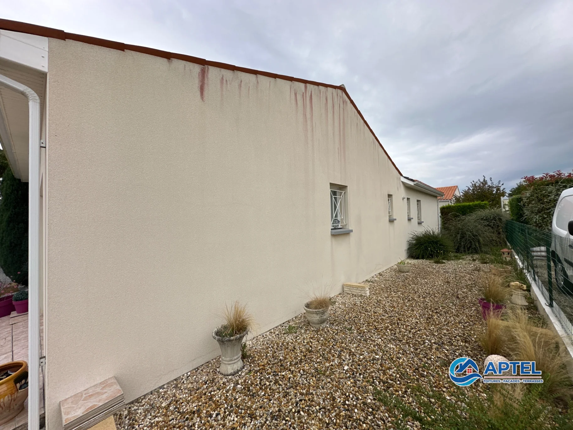 Façade avec traces vertes et salissures avant nettoyage à Échillais