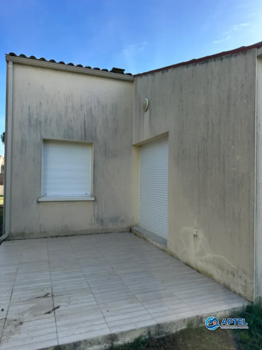 Façade encrassée avec traces de ruissellement avant nettoyage à Échillais