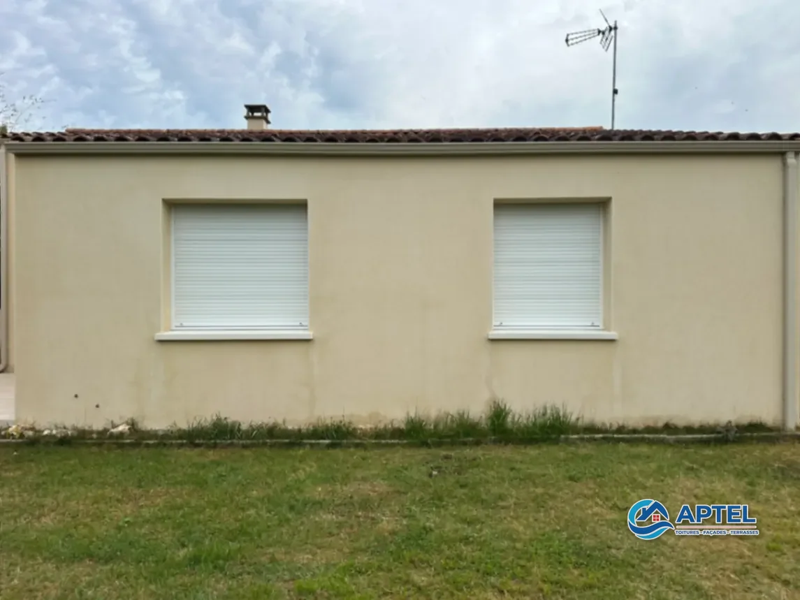 Pavillon avec façade propre et uniforme après nettoyage doux à Échillais