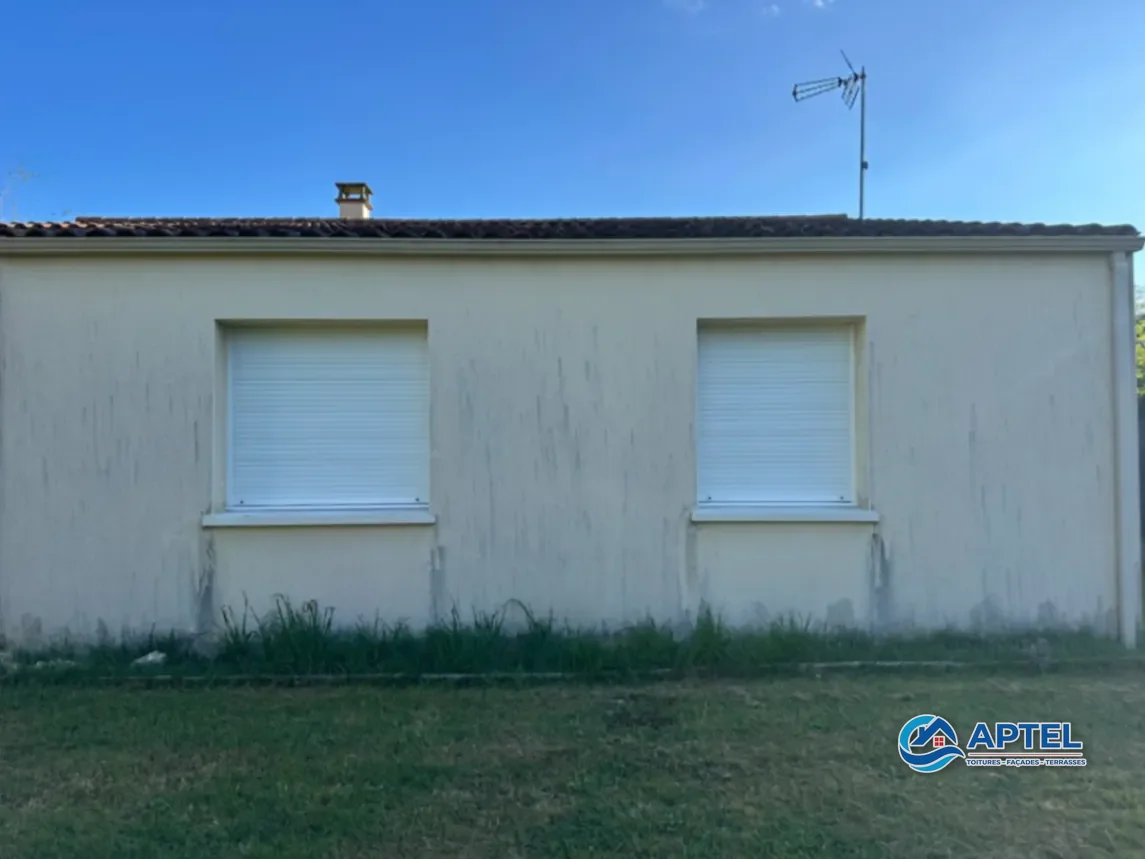 Pavillon avec façade tachée et coulures verticales avant nettoyage à Échillais