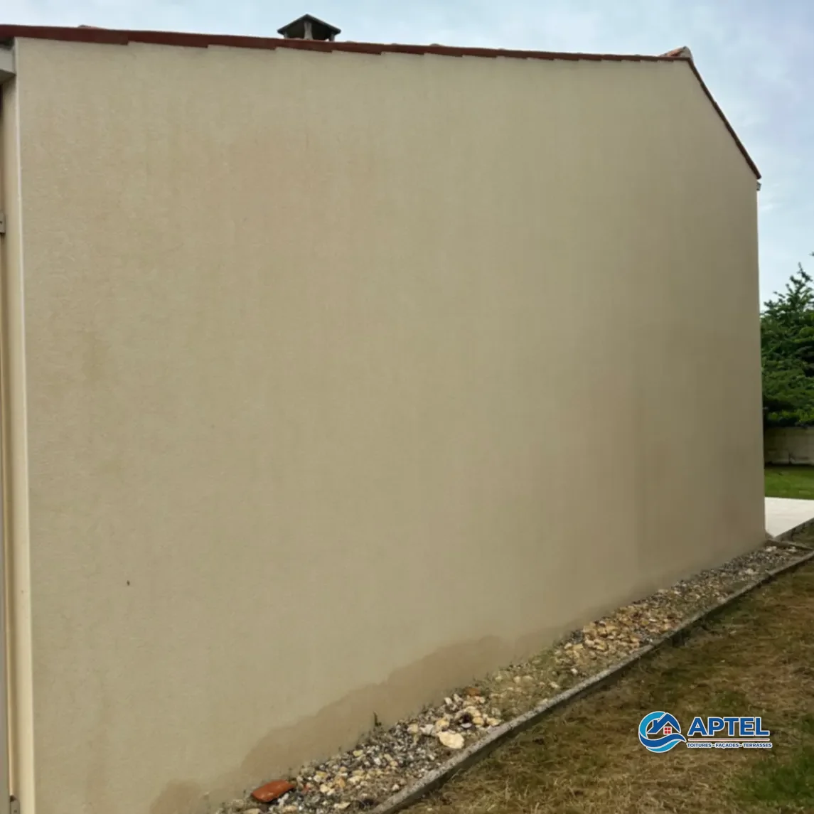 Pignon de maison propre et uniforme après nettoyage basse pression par Nettoyage APTEL à Échillais