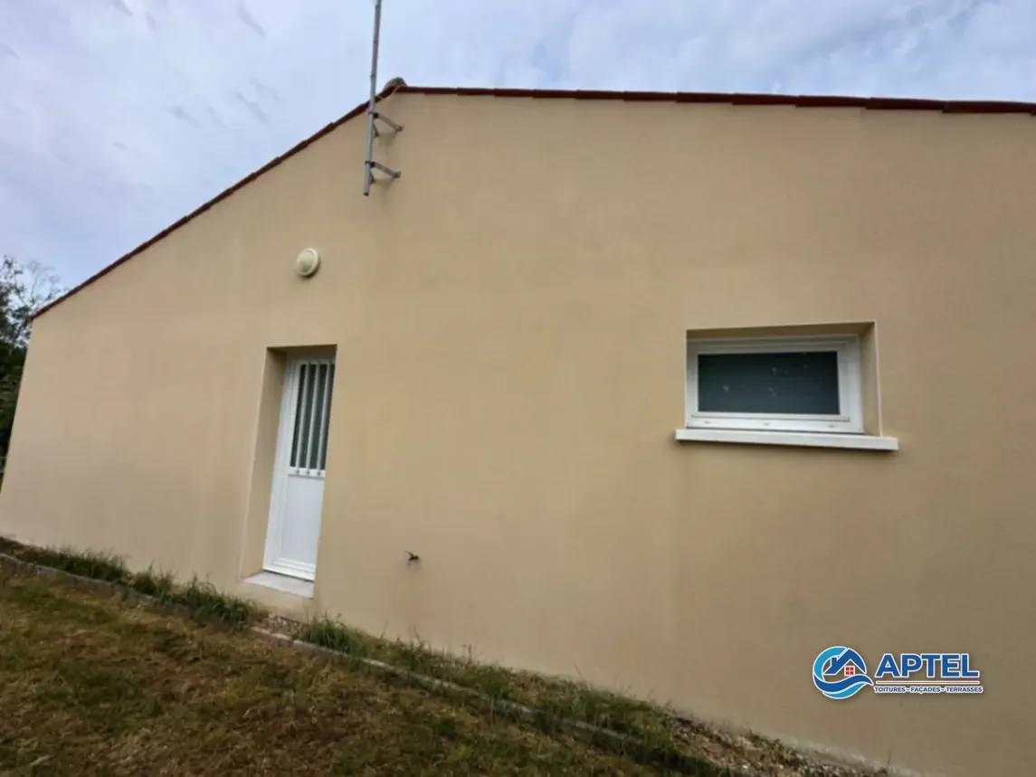 Mur extérieur propre après nettoyage basse pression à Échillais