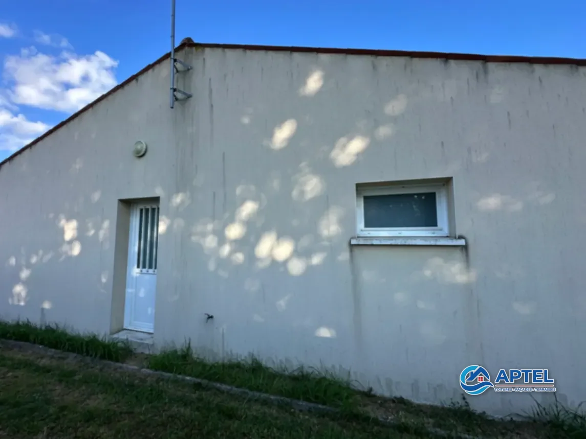 Mur extérieur sali par les coulures avant nettoyage doux à Échillais