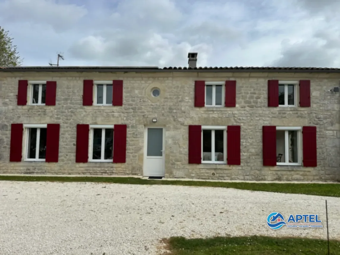 Maison en pierre avec volets rouges avant nettoyage de façade à Plassay