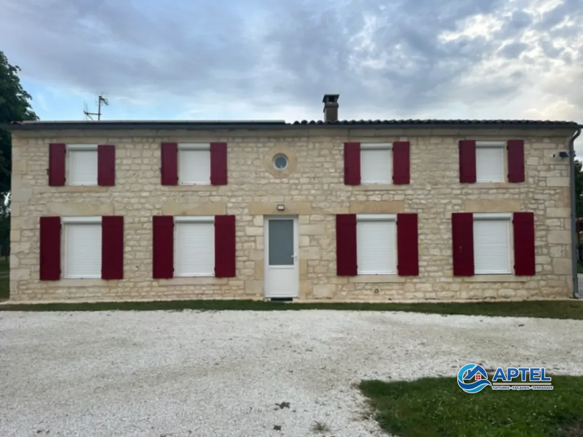 Maison en pierre éclaircie après nettoyage complet de façade à Plassay