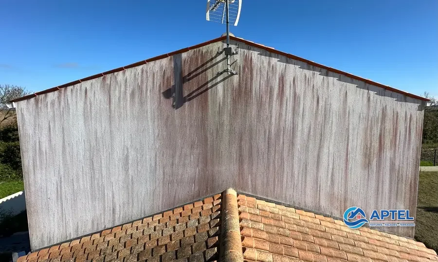 Pignon de maison avec traces de pollution avant nettoyage à La Rochelle