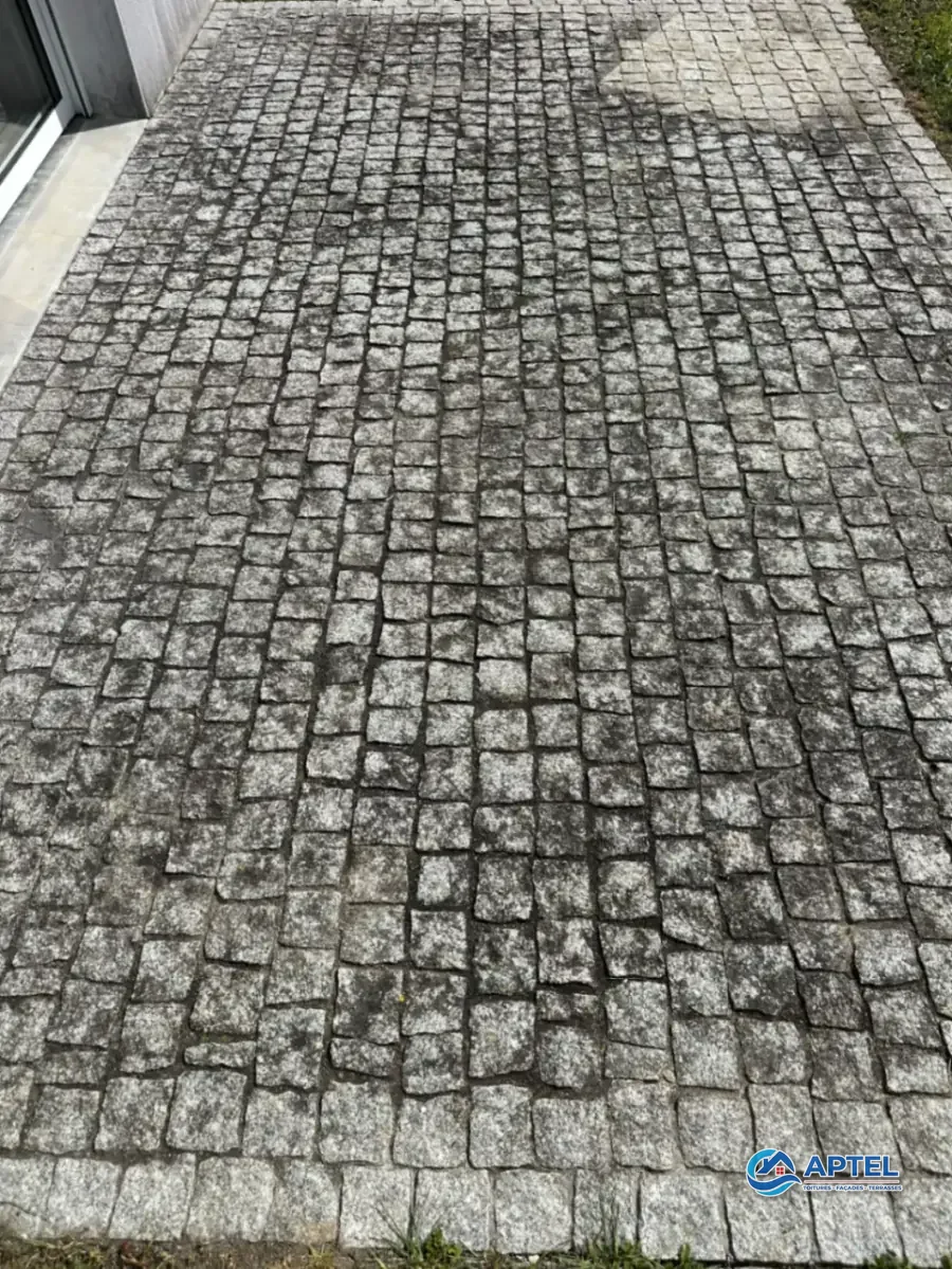 Terrasse pavée noircie par les salissures avant nettoyage à Saint-Vivien