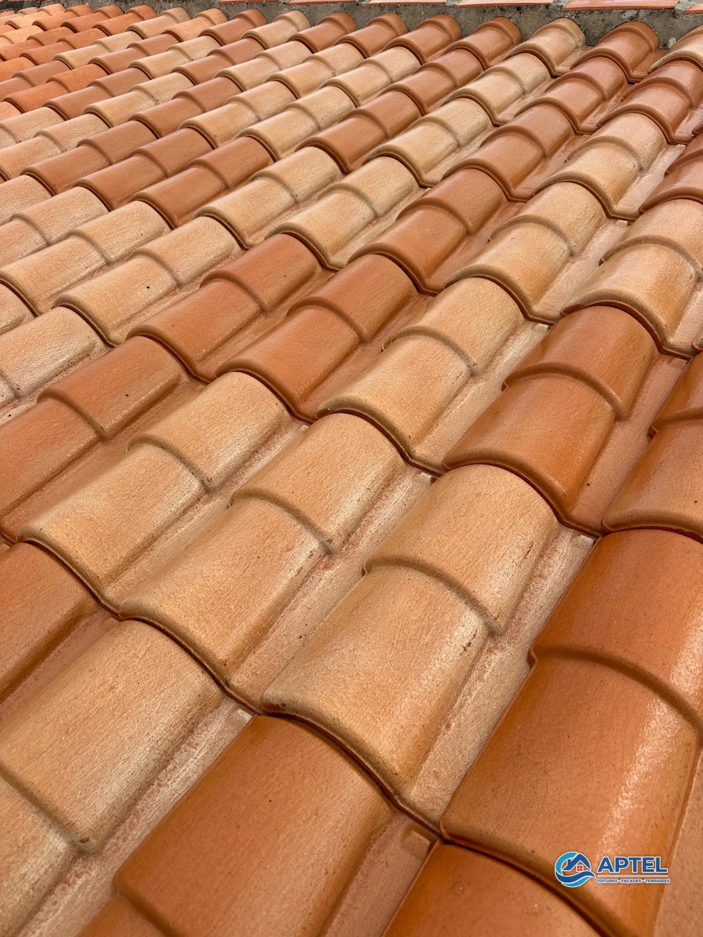 Toiture en tuiles romanes propre et homogène après nettoyage par Nettoyage APTEL à Rochefort